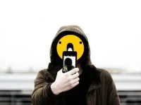 Se hace un selfie y salen todos menos él