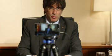 Carles Puigdemont realiza un webinar para ganar votos en el Referendum
