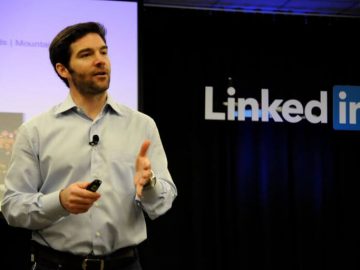 El CEO de LinkedIn busca trabajo en su propia plataforma