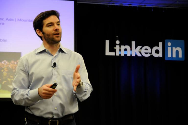 El CEO de LinkedIn busca trabajo en su propia plataforma