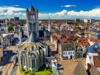 Marianer huye a Bruselas